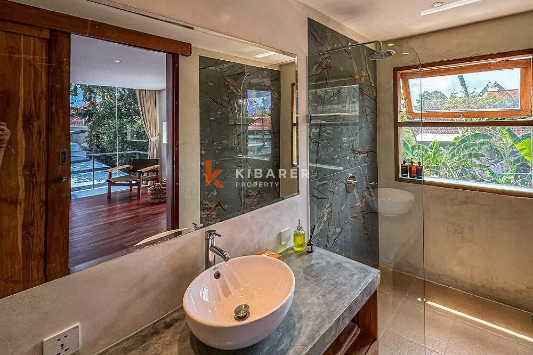 Tropical Haven, Spacious Villa with Five Bedrooms and Two Additional Bedrooms in Central Kerobokan — image 16