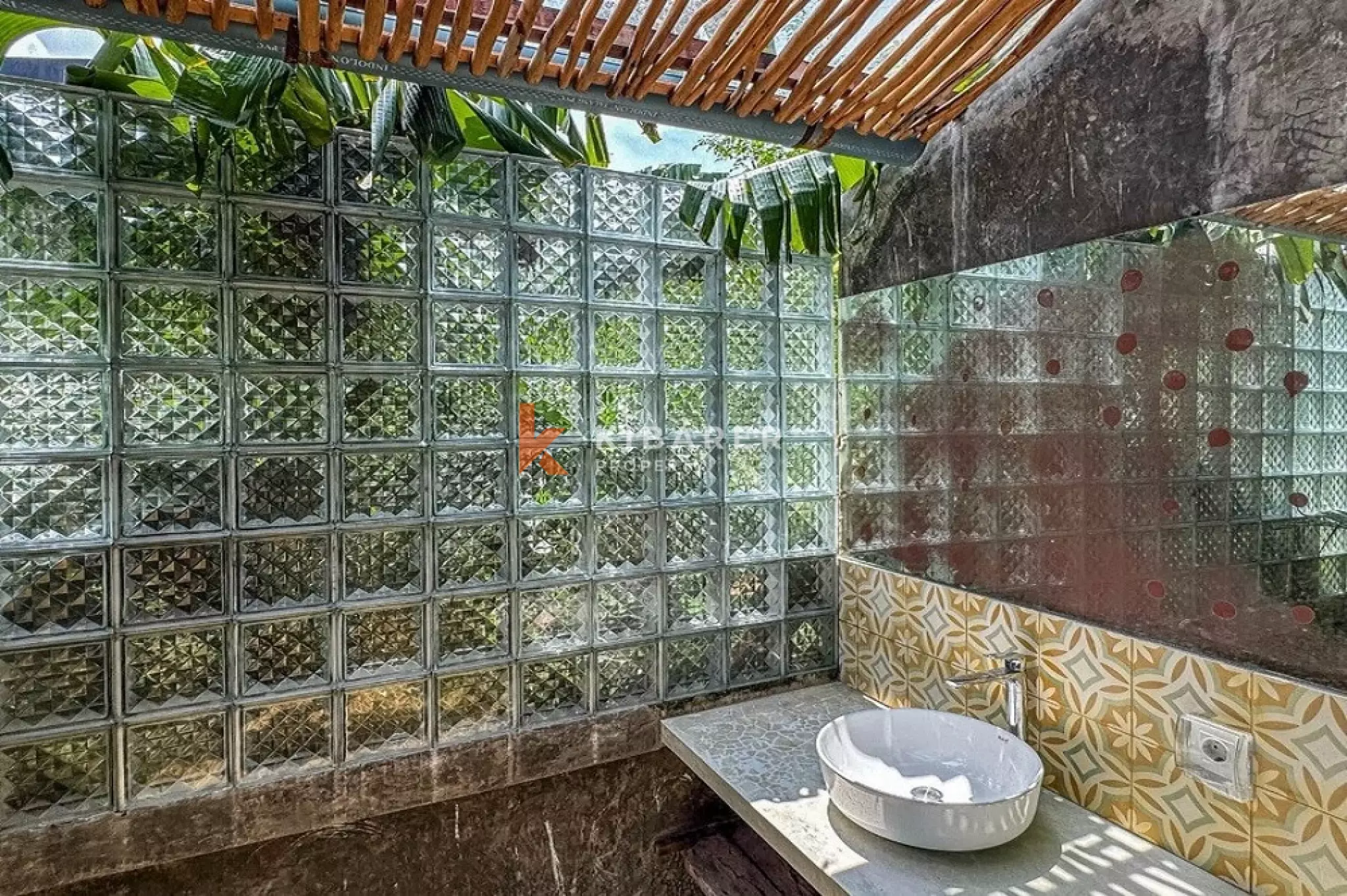 Tropical Haven, Spacious Villa with Five Bedrooms and Two Additional Bedrooms in Central Kerobokan — image 18