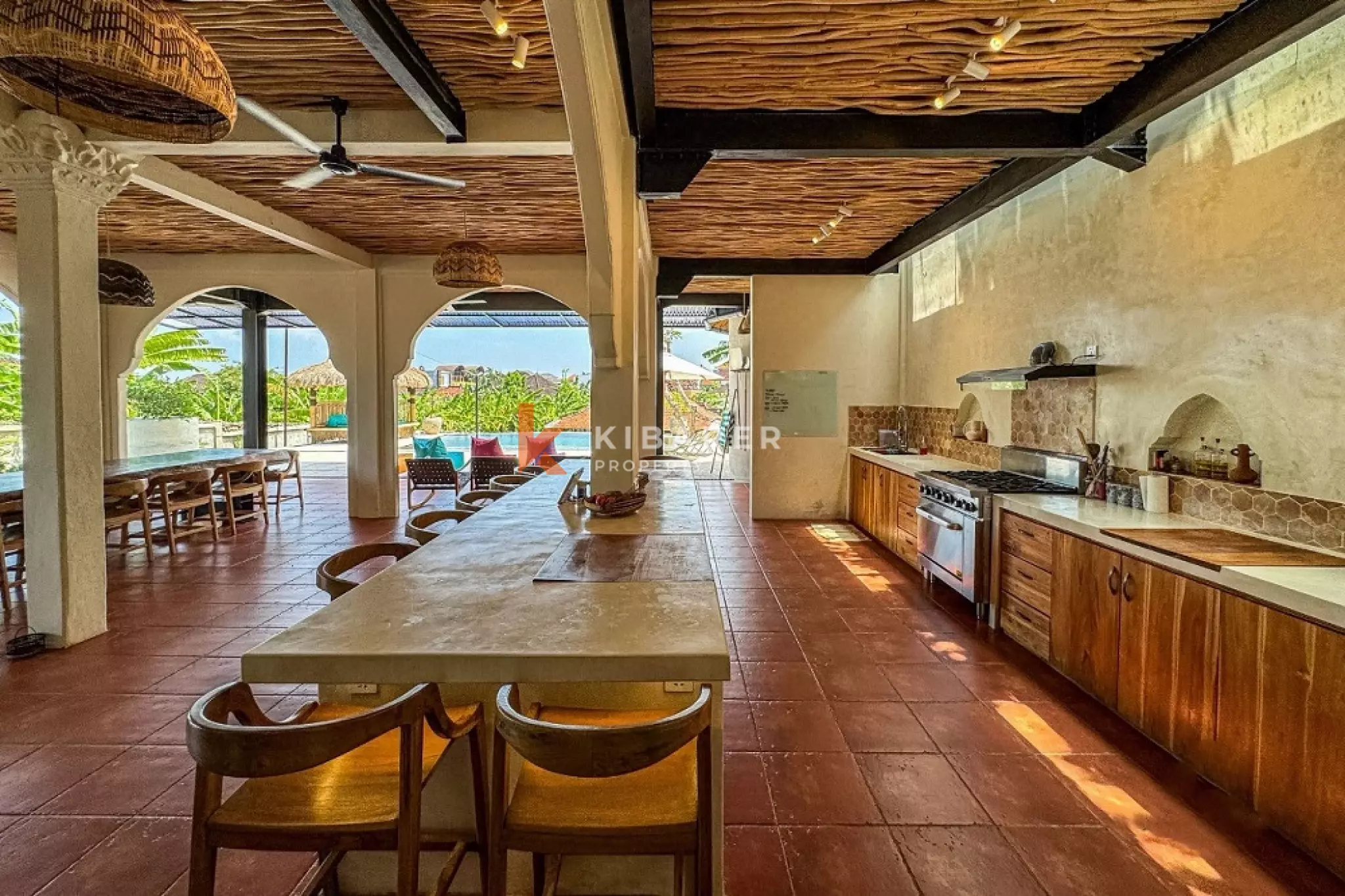 Tropical Haven, Spacious Villa with Five Bedrooms and Two Additional Bedrooms in Central Kerobokan — image 4