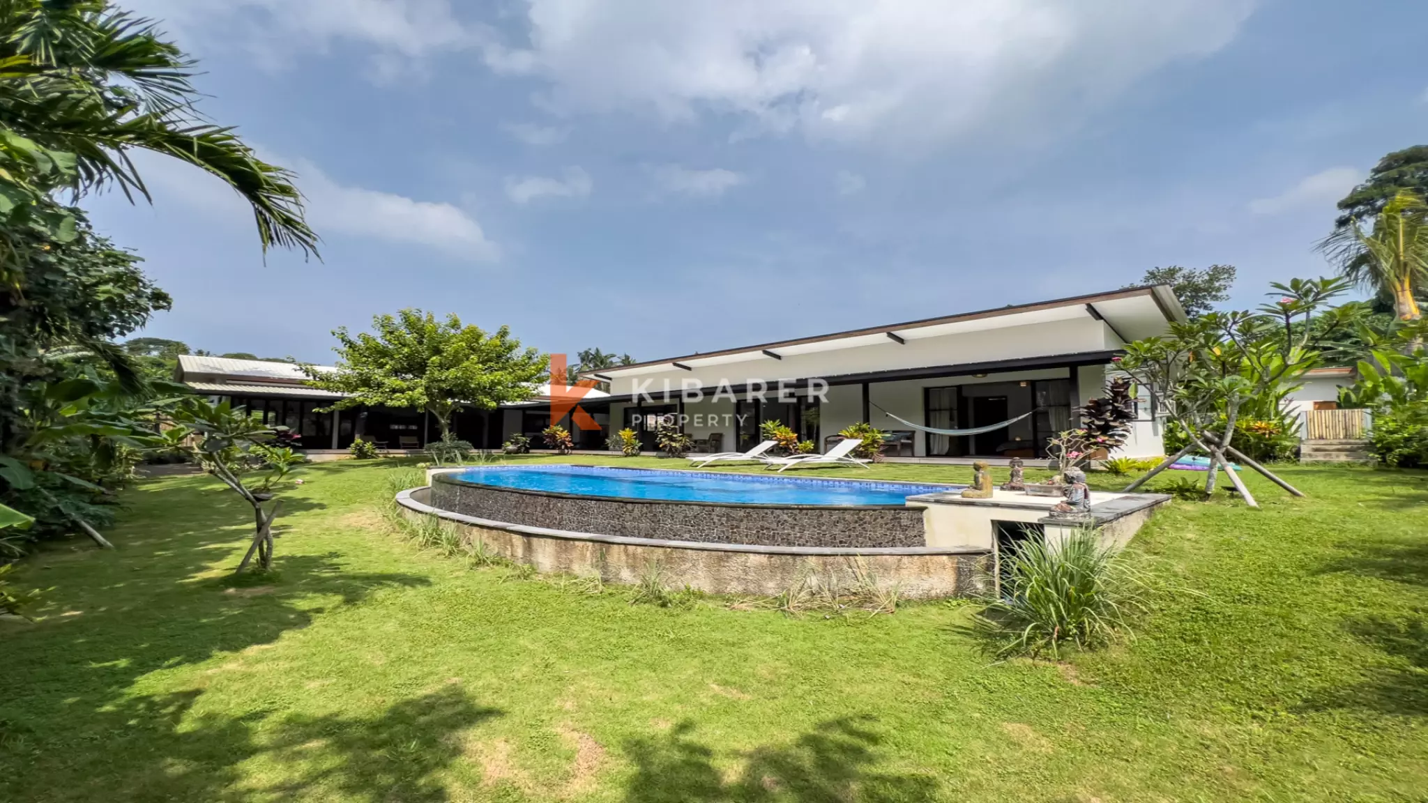 Elegant Four-Bedroom Villa with Enclosed Living Room, Pool & Lush Garden — image 1