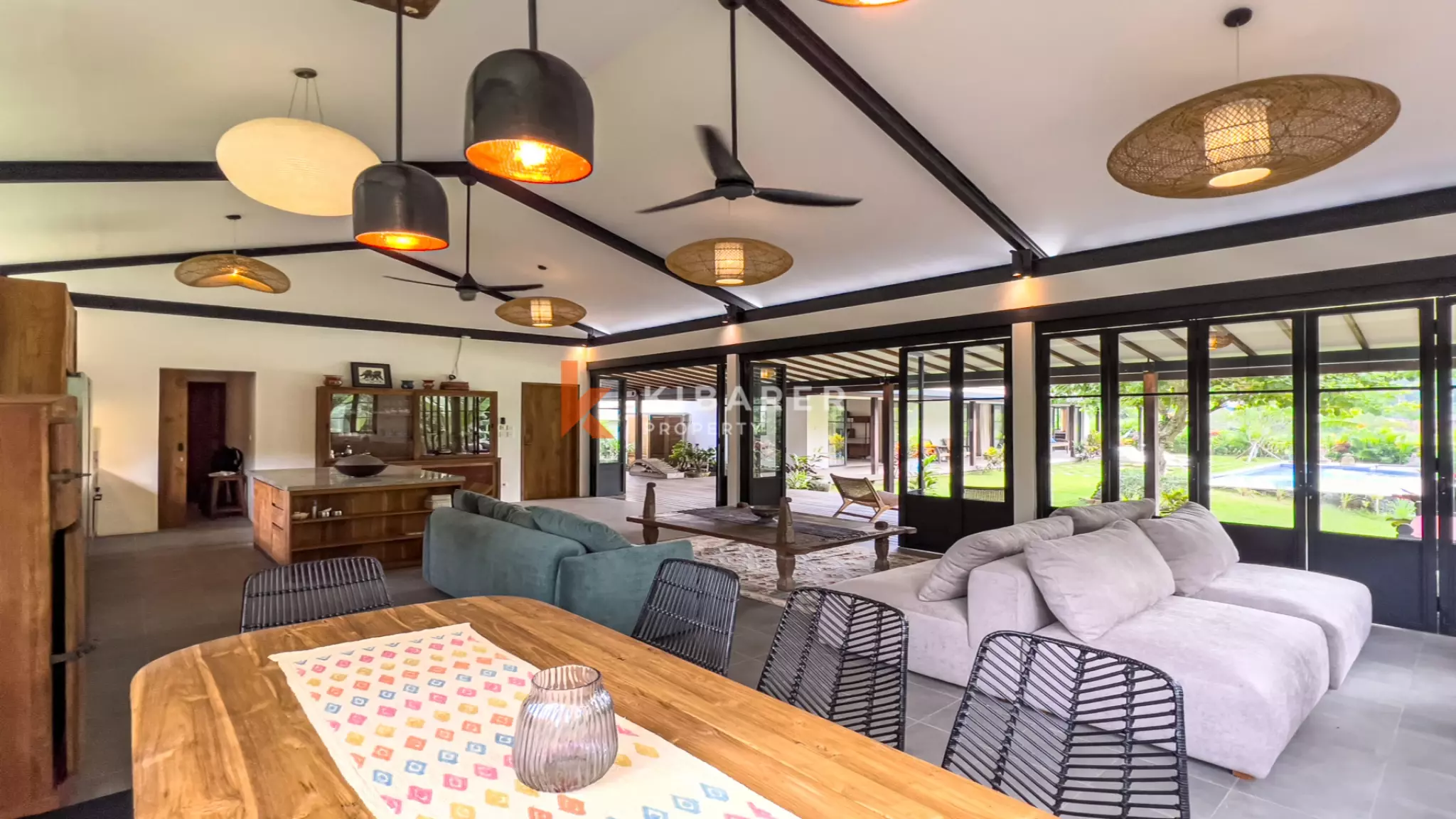 Elegant Four-Bedroom Villa with Enclosed Living Room, Pool & Lush Garden — image 11