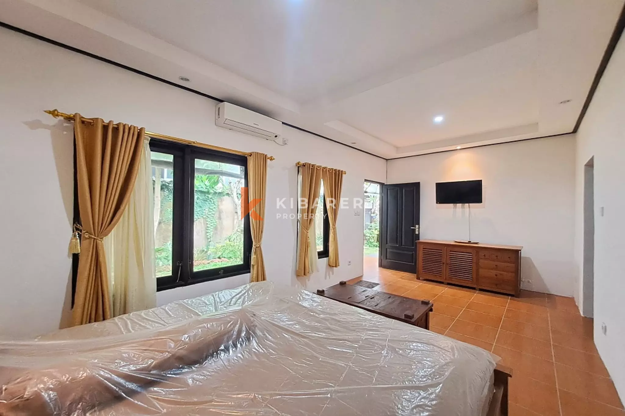 Cozy Two-Bedroom Villa with Rooftop Gazebo in Babakan Canggu — image 11