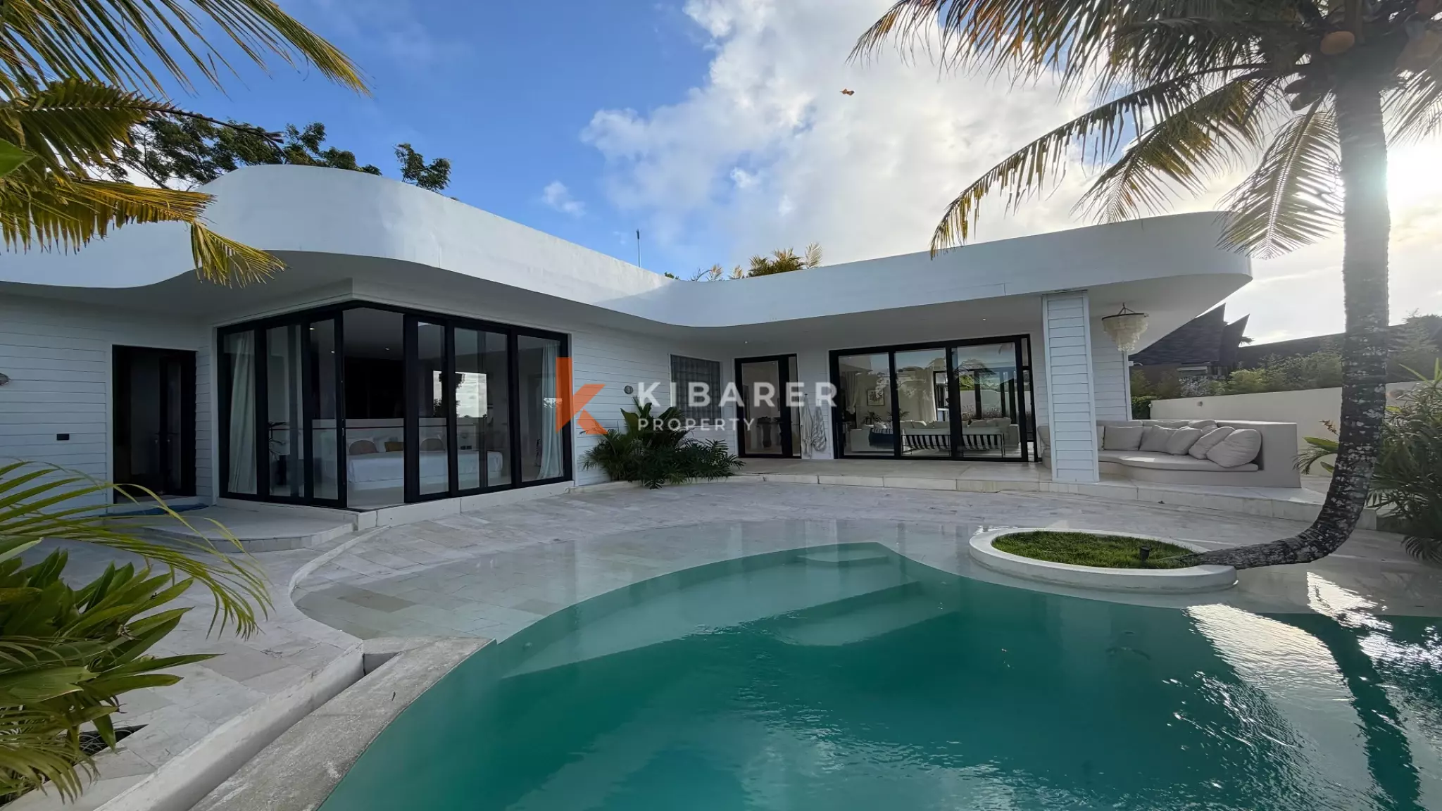 Luxury Beach Concept Two-Bedrooms Enclosed Living Villa in Uluwatu — image 1