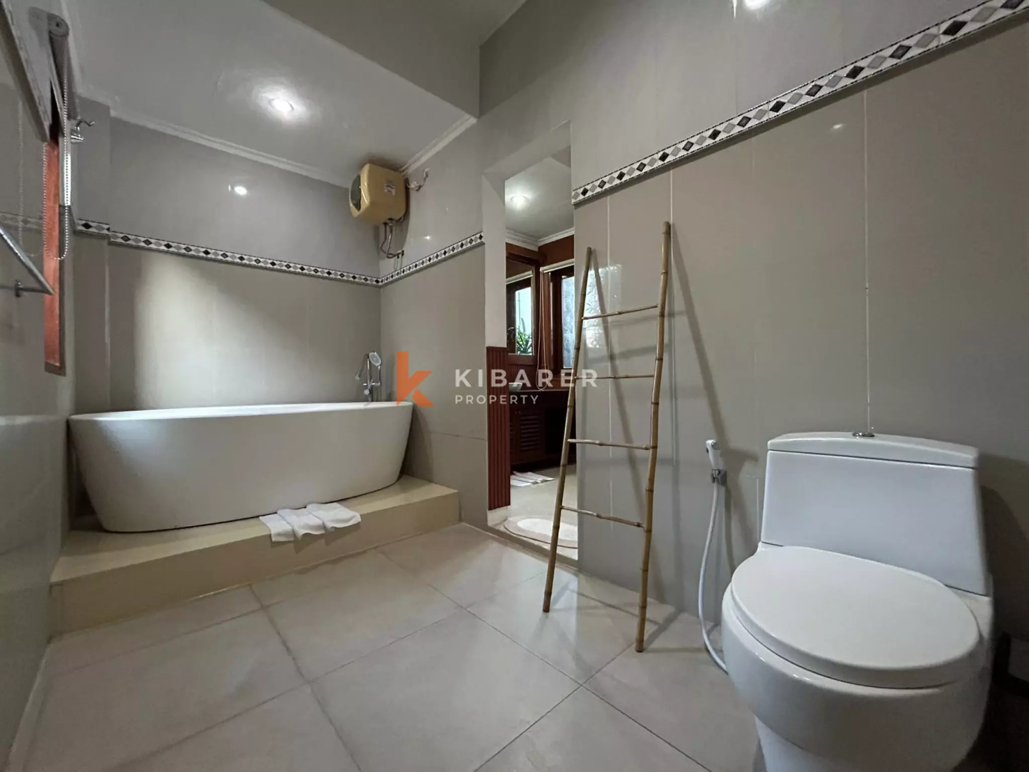 Comfortable Three-Bedroom Villa with Enclosed Living and Private Pool in Canggu — image 16