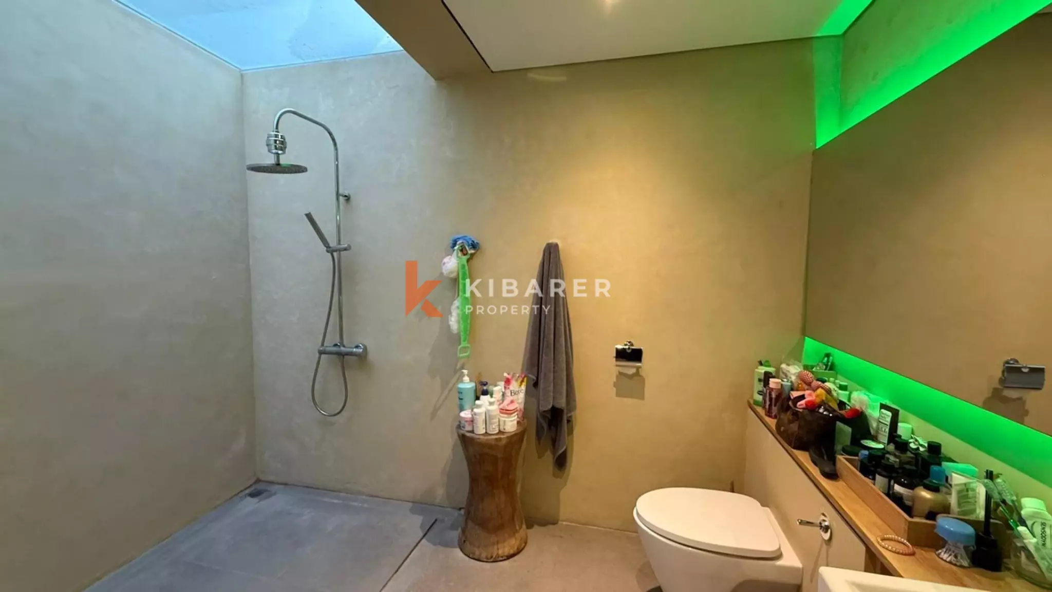 Tropical Five Bedroom Villa with Private Jacuzzi in Kayu Tulang — image 19