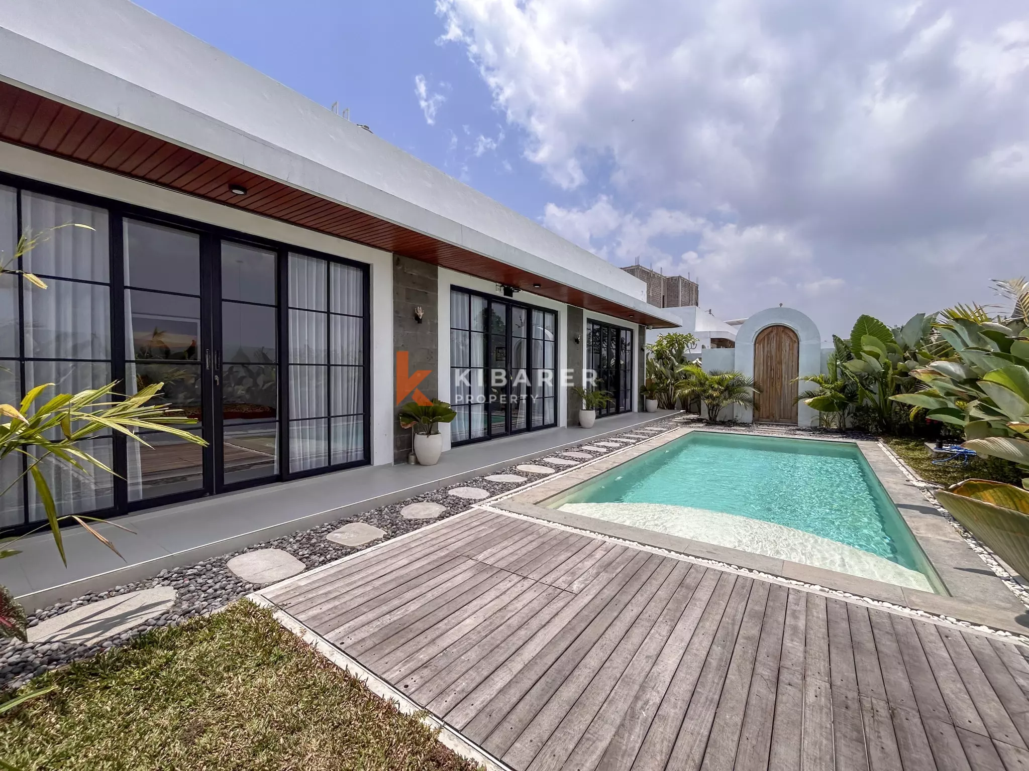 Spacious Two-Bedroom Villa with Large Pool and Tropical Garden in Munggu — image 1