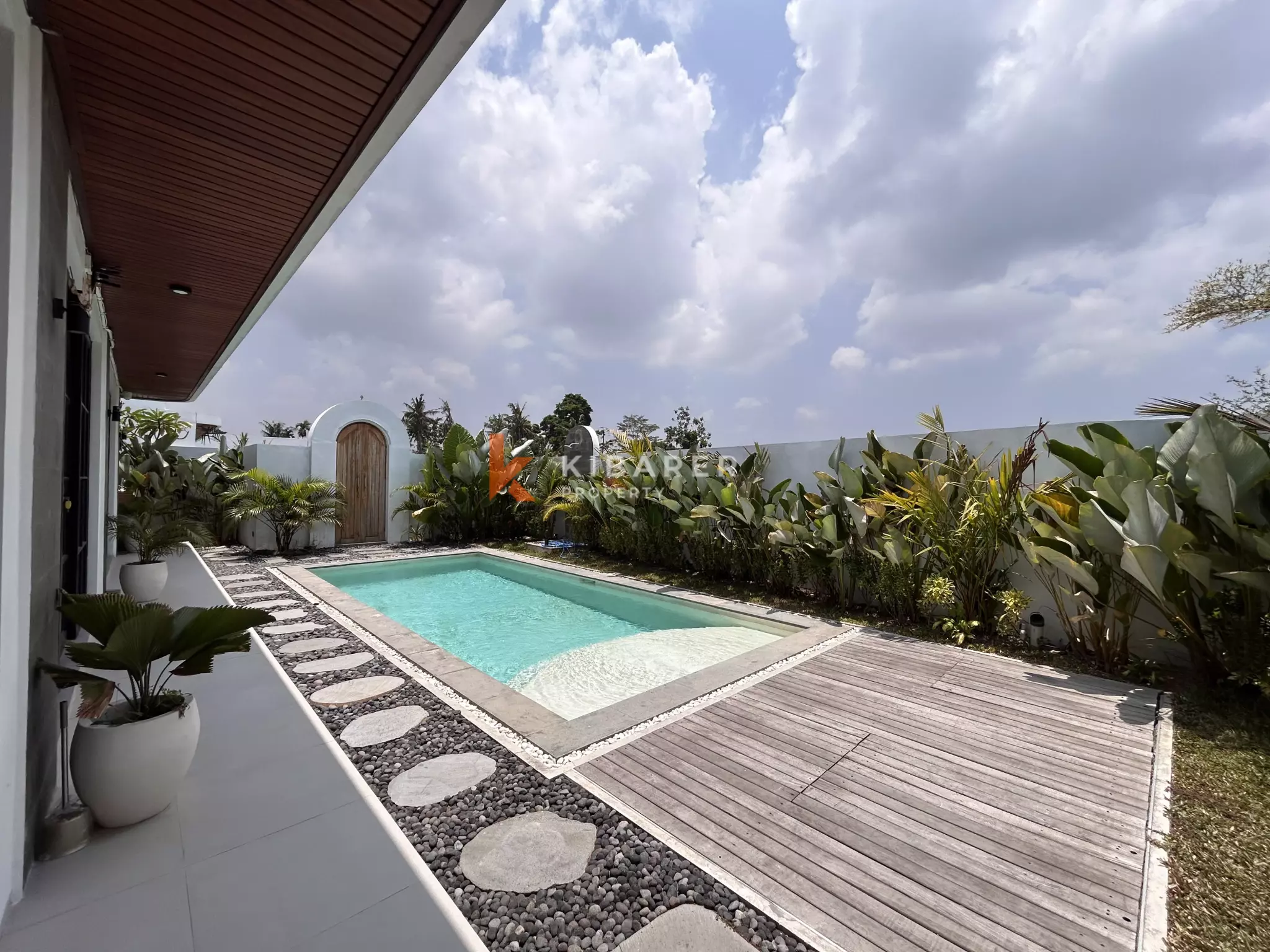 Spacious Two-Bedroom Villa with Large Pool and Tropical Garden in Munggu — image 4