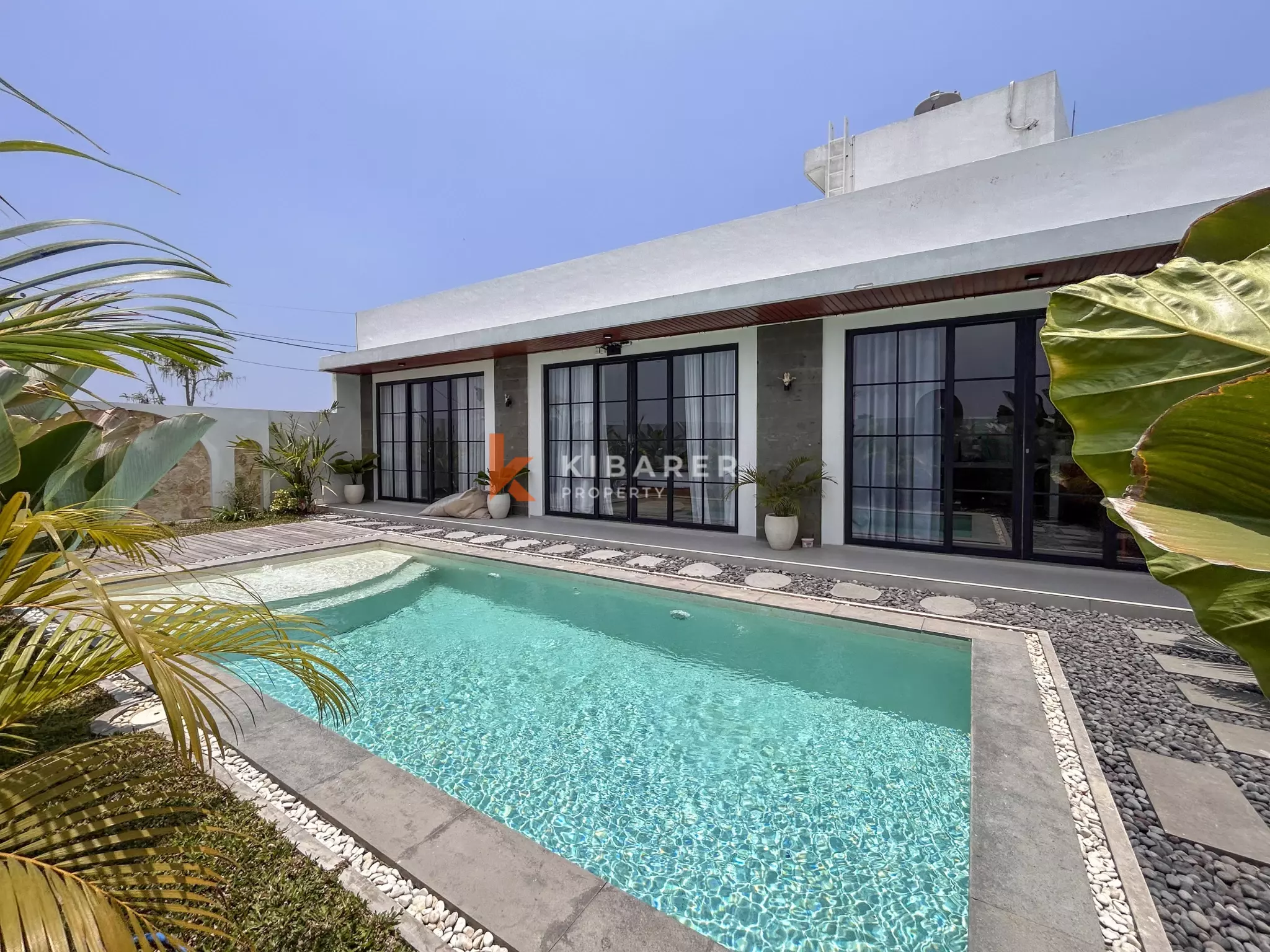 Spacious Two-Bedroom Villa with Large Pool and Tropical Garden in Munggu — image 3