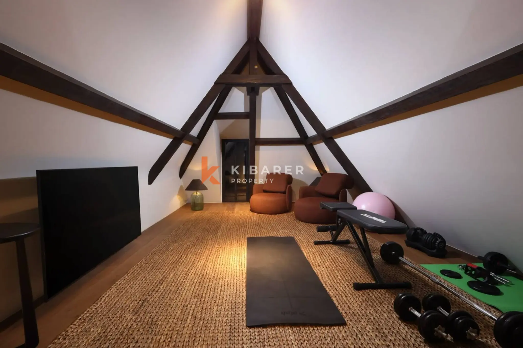 Comfortable Six-Bedroom Residence with Spacious Garden in Umalas — image 17
