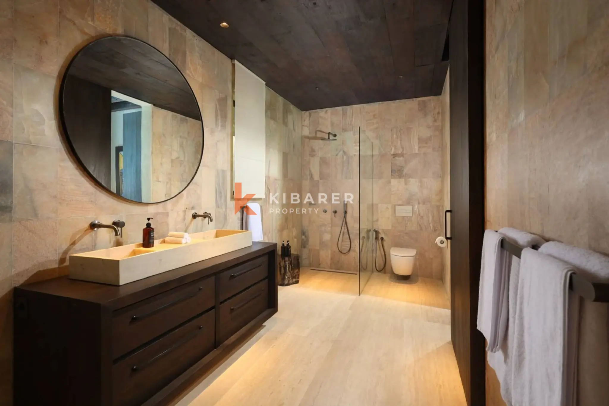 Comfortable Six-Bedroom Residence with Spacious Garden in Umalas — image 15