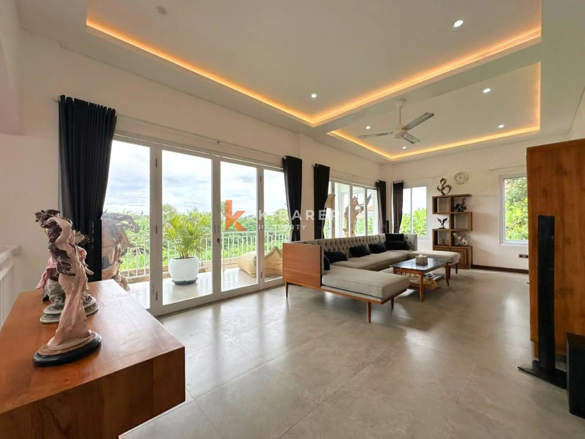 Cozy Three Bedroom Enclosed Living Room Nestled in Padonan — image 5