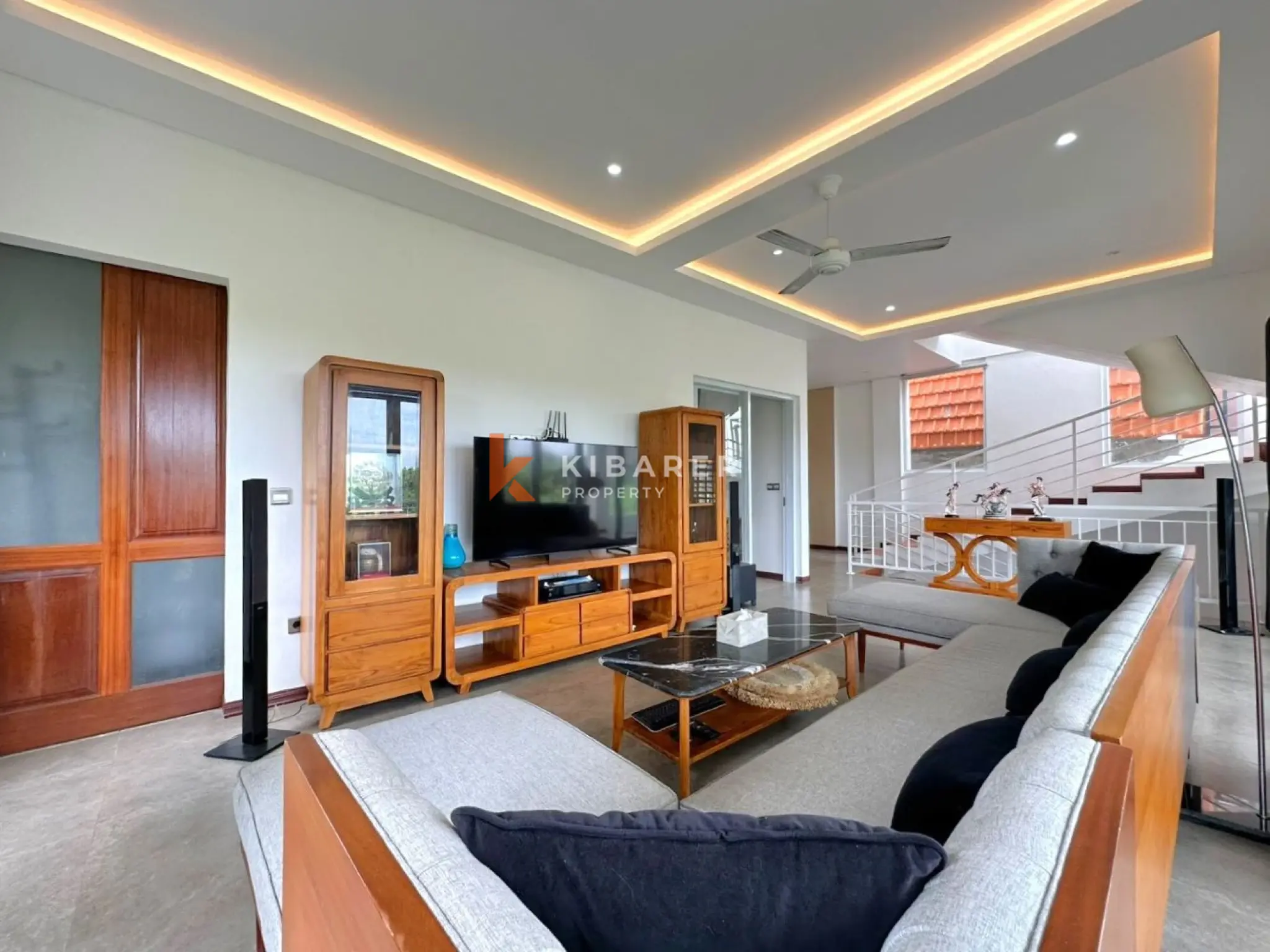 Cozy Three Bedroom Enclosed Living Room Nestled in Padonan — image 2