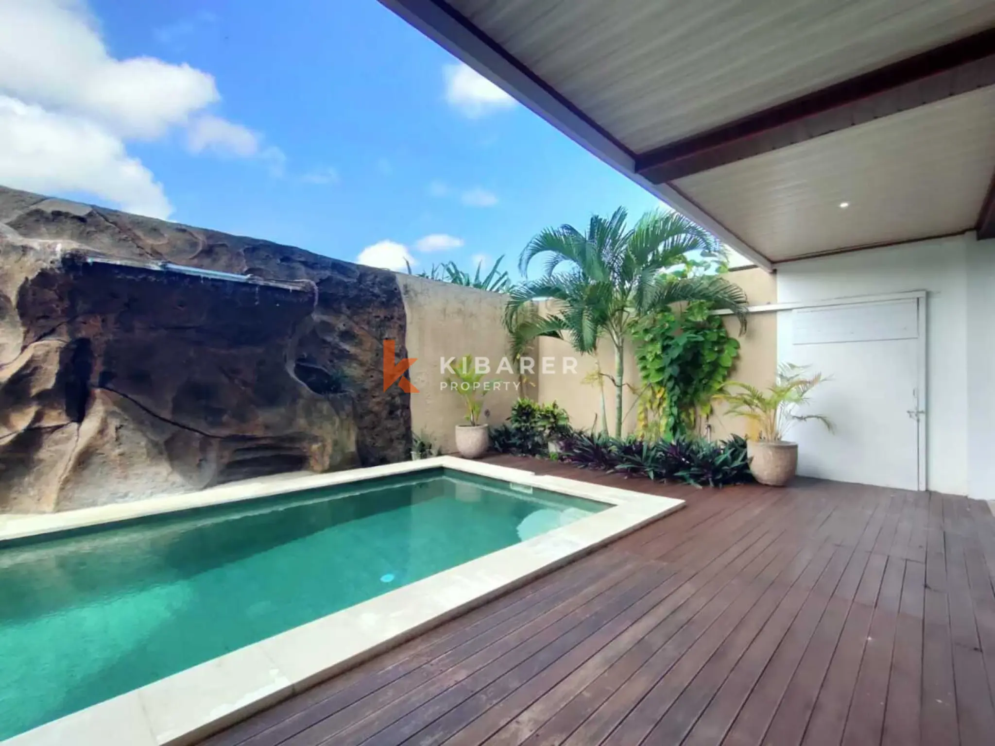Cozy Three Bedroom Enclosed Living Room Nestled in Padonan — image 11