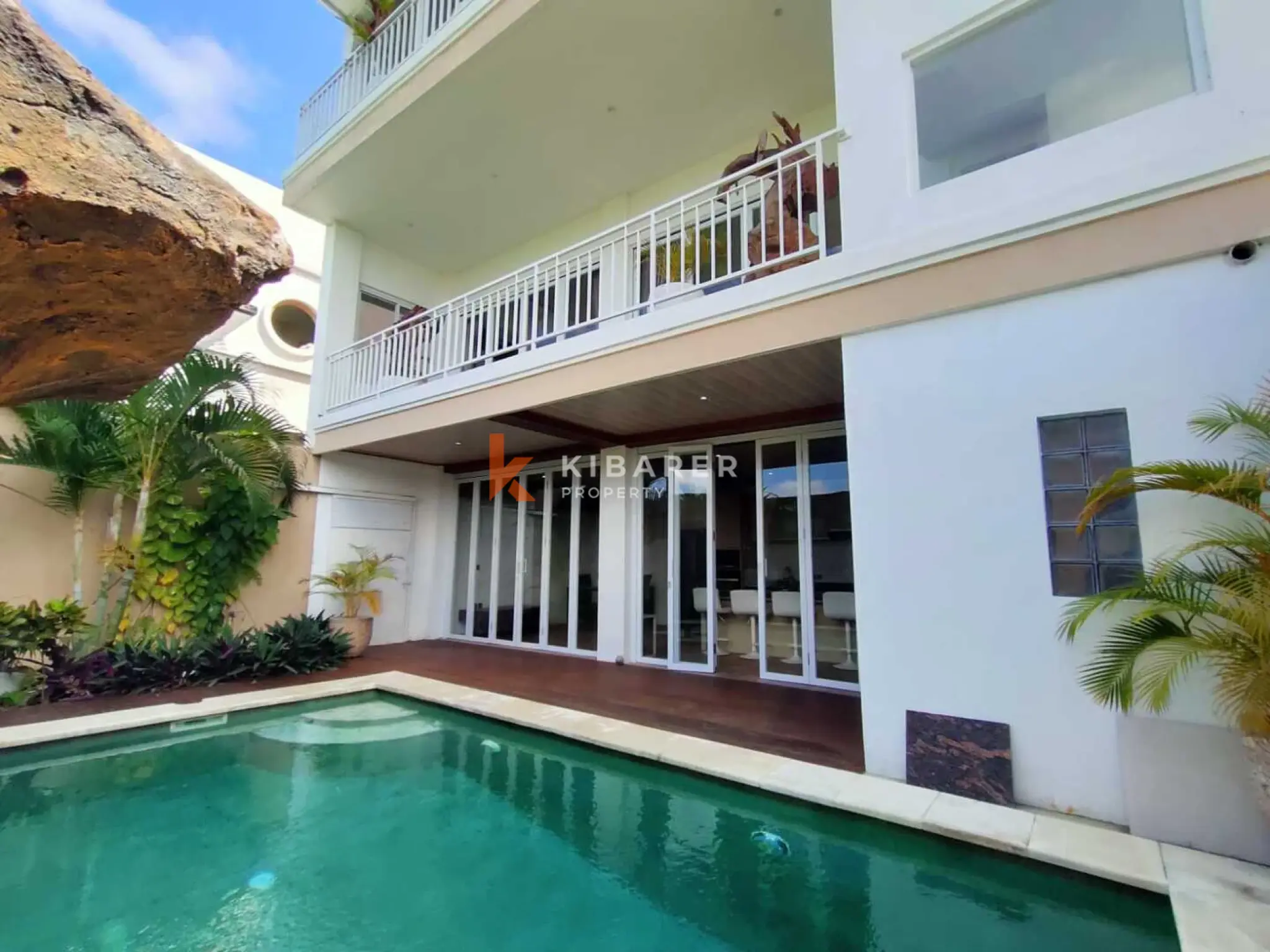 Cozy Three Bedroom Enclosed Living Room Nestled in Padonan — image 1
