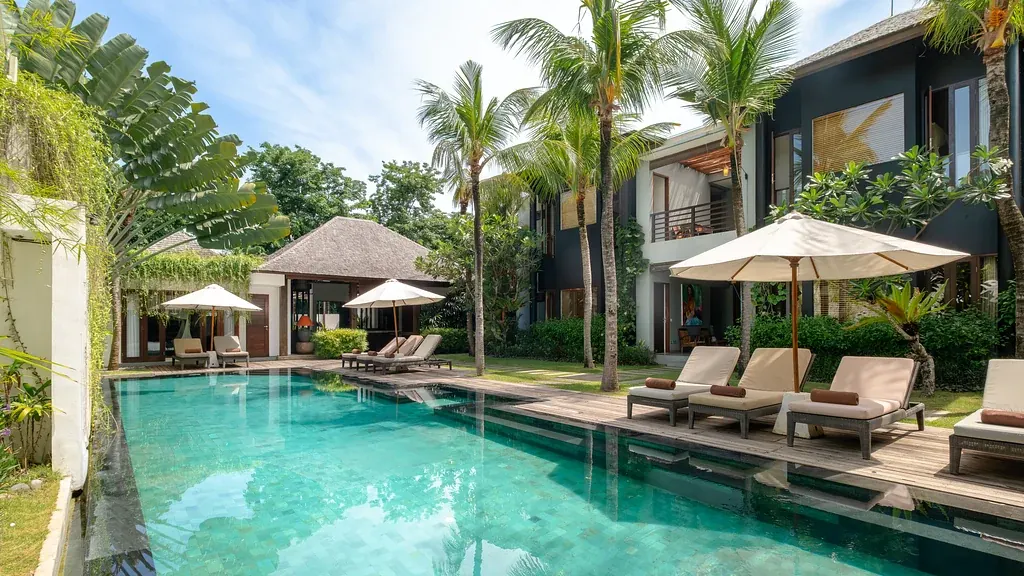 6 BR Infinity-Pool Group Villa Seminyak — 6BR Villa Rental in Seminyak — image 4