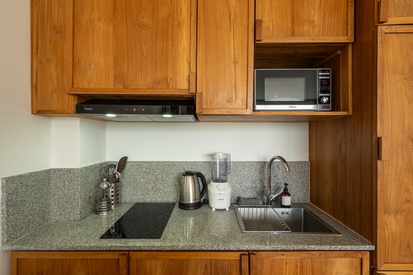 SB 402 - 1BR Suite with Balcony and Pool, Canggu - Canggu, Bali — image 5