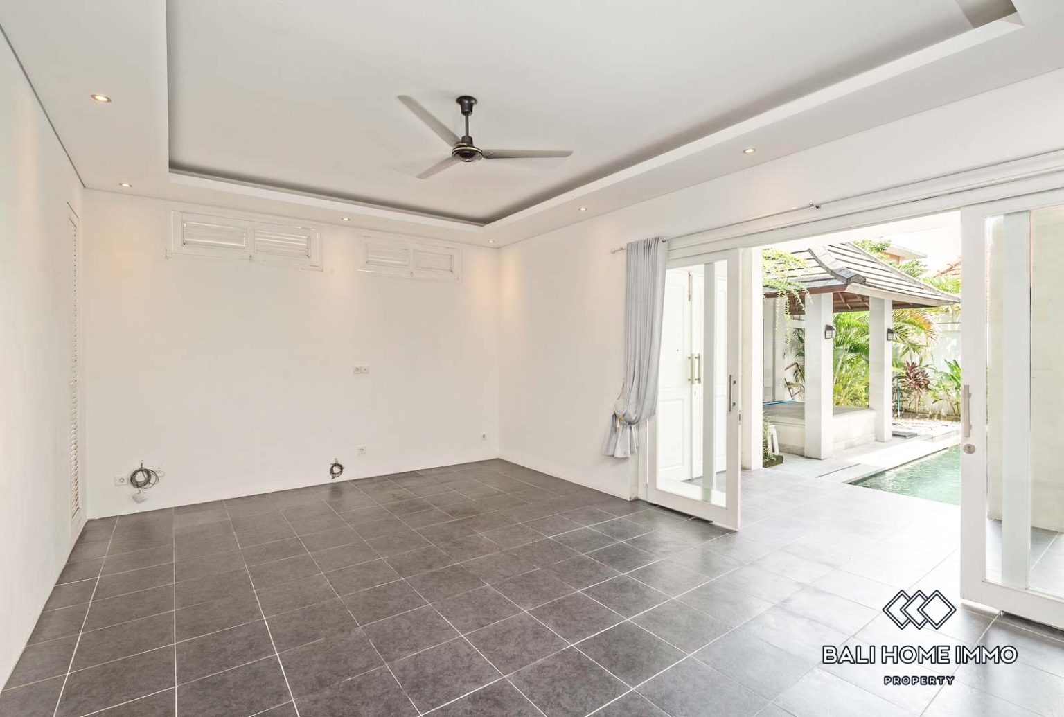 3 Bedroom Family Villa for Rent in Seminyak Beachside — image 1