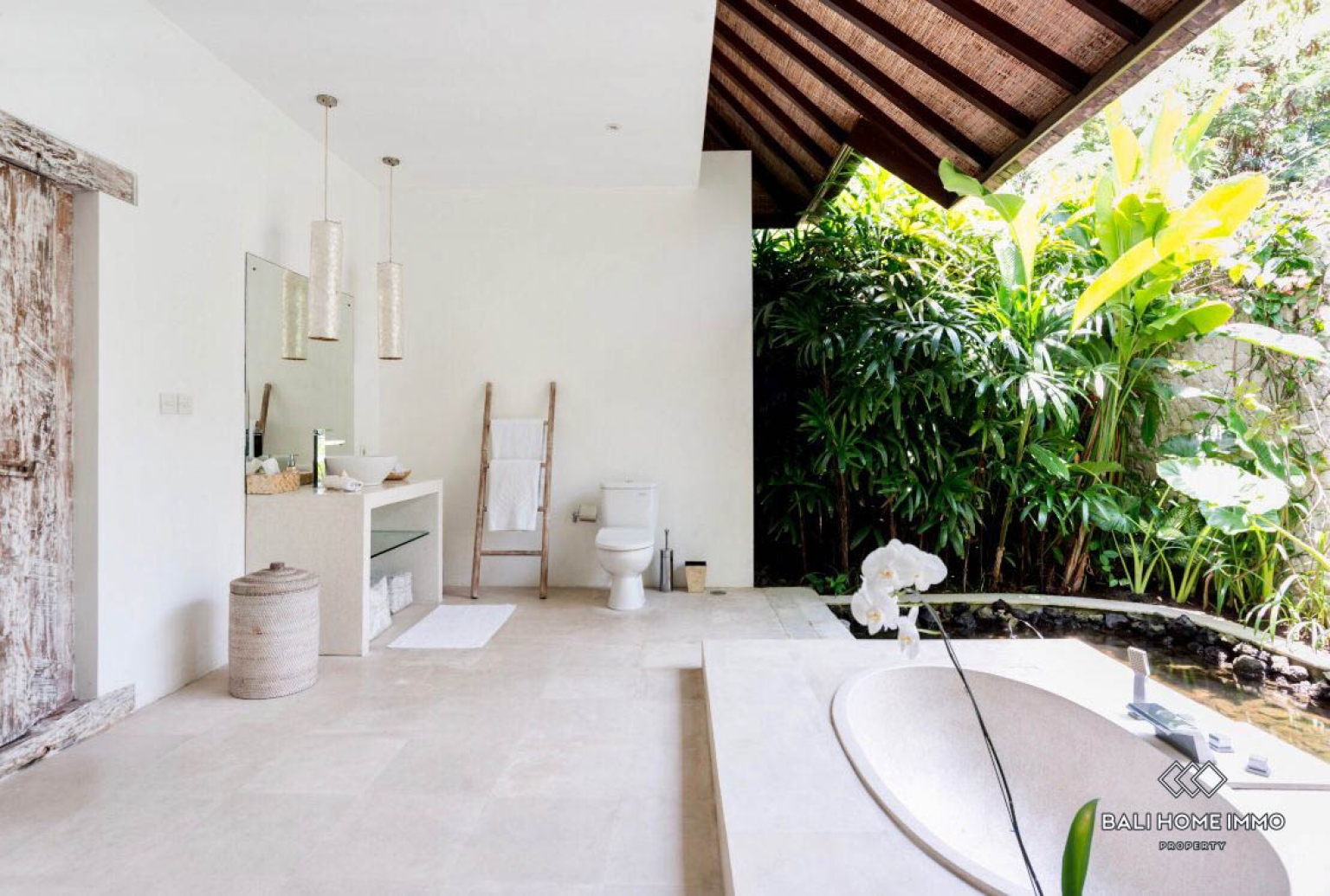 3 bedroom family villa with garden for rent in berawa — image 18