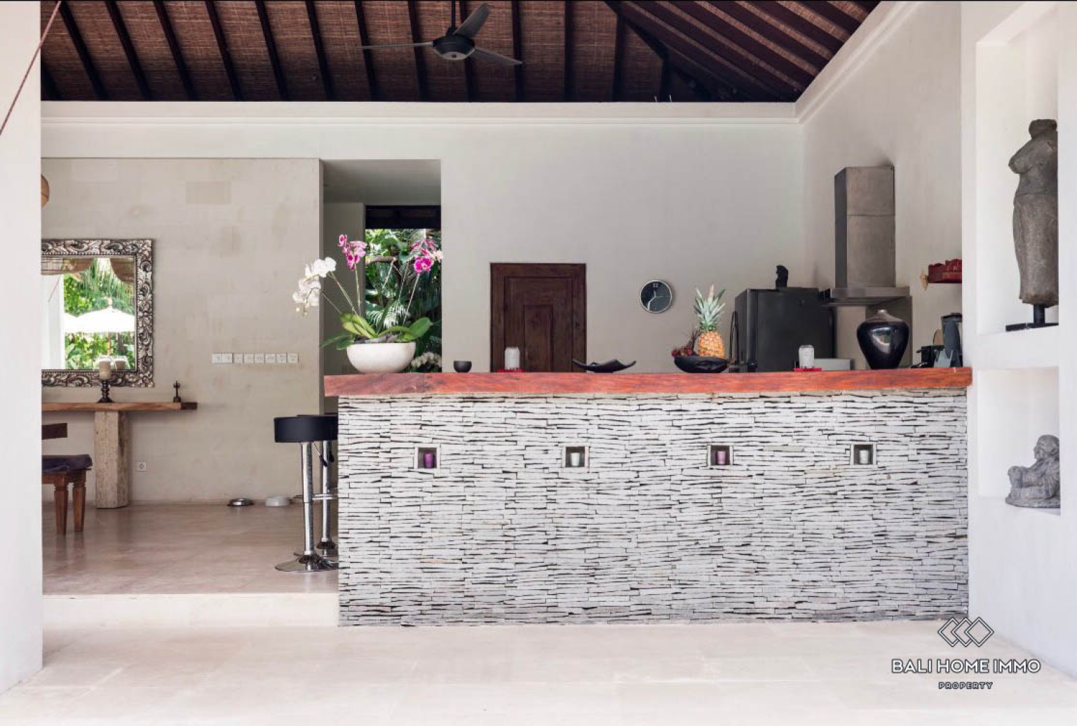 3 bedroom family villa with garden for rent in berawa — image 5