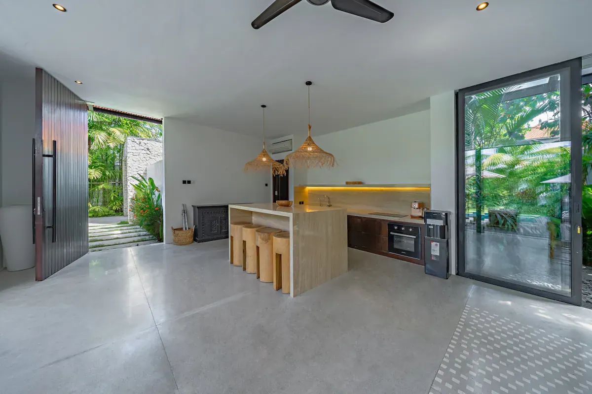 4 BR Contemporary Pool Retreat Canggu — 4BR Villa Rental in Pererenan — image 14