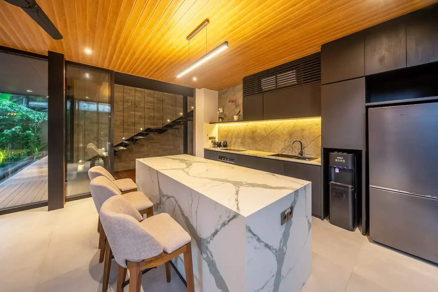 4 BR Fully Staffed Pool Retreat Seminyak — 4BR Villa Rental in Seminyak — image 16