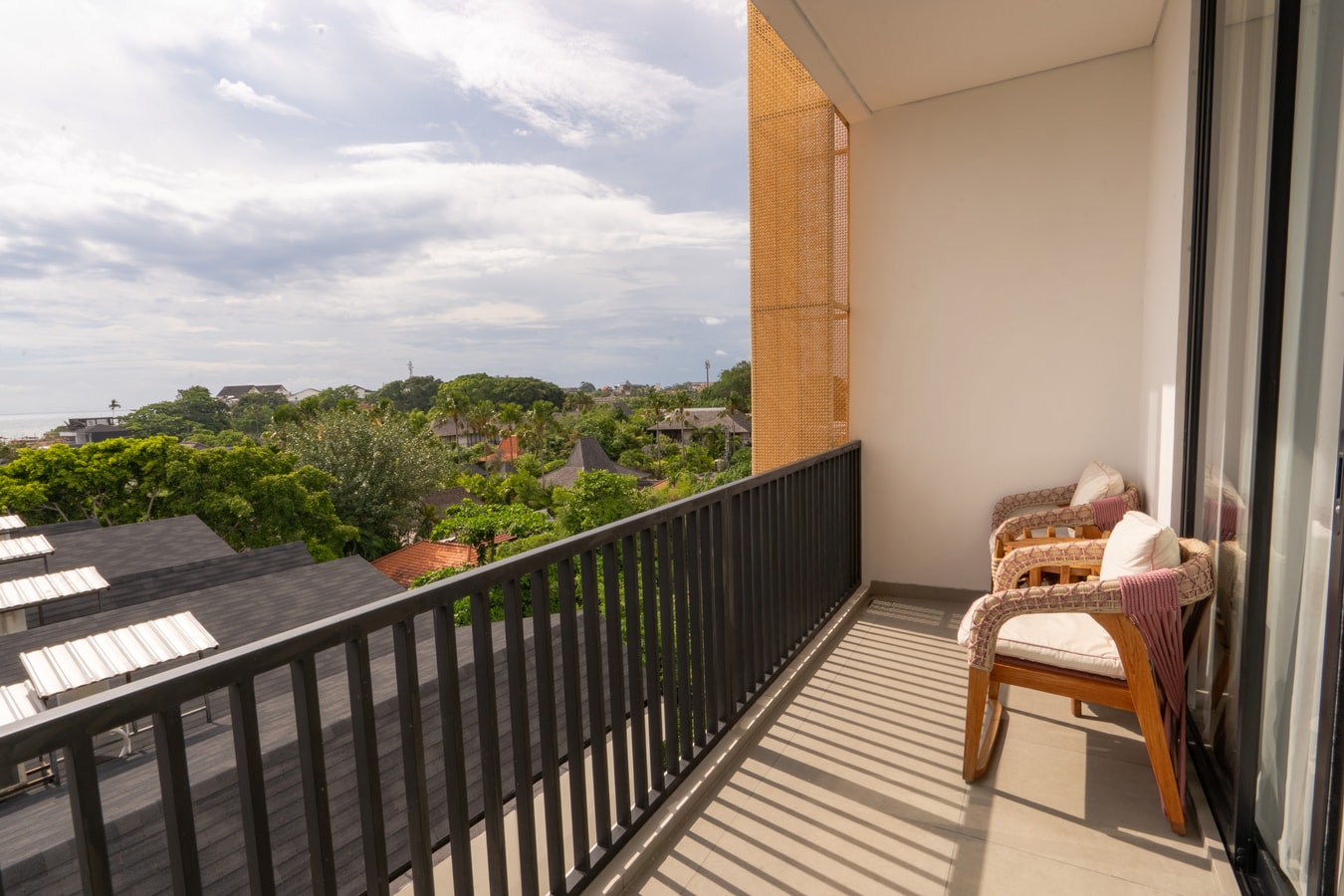 SB 303 - 1BR Pool Suite, Near Batu Belig Beach - Canggu, Bali — image 5