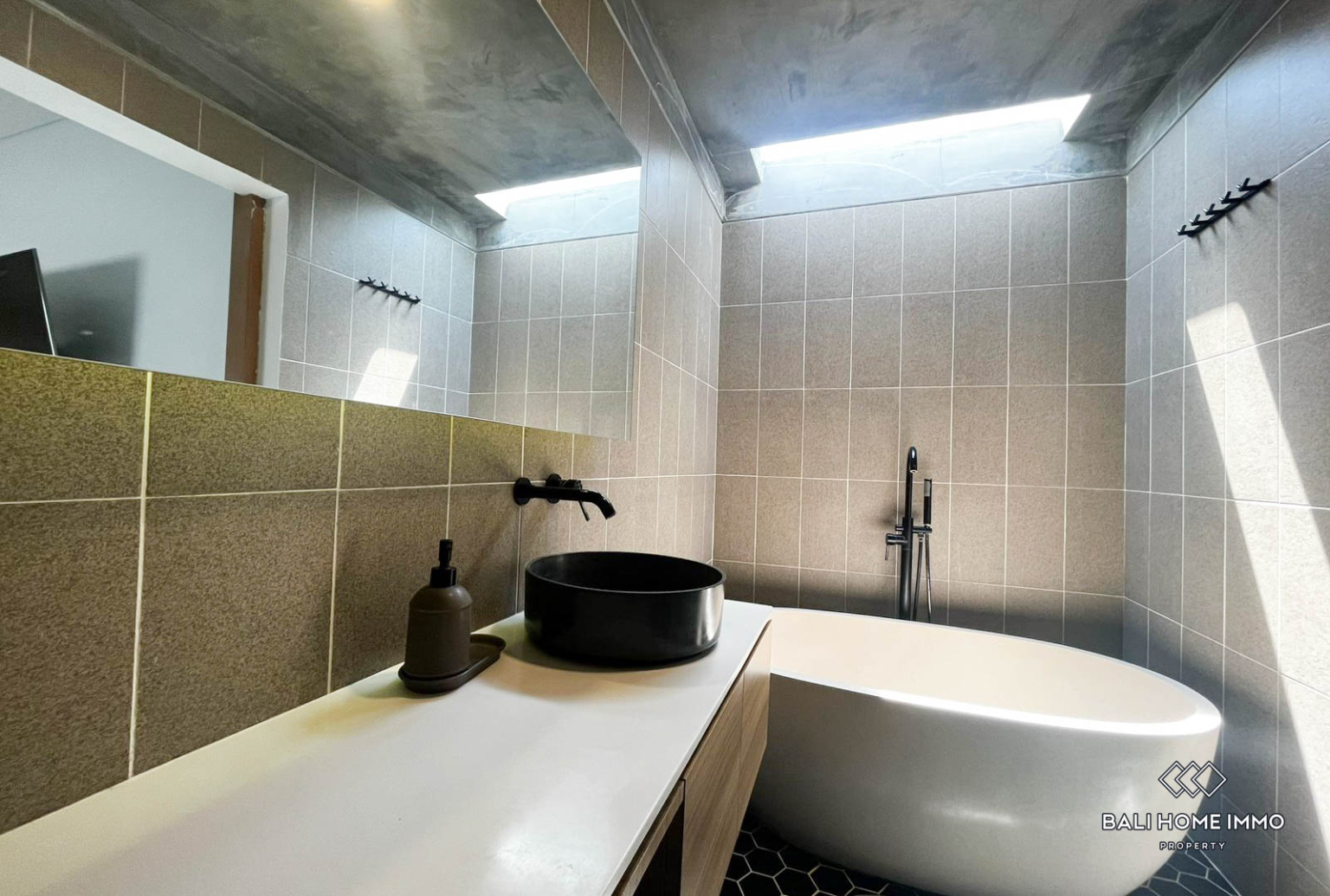 4 Bedroom family villa with office for yearly rent in Kedungu — image 13