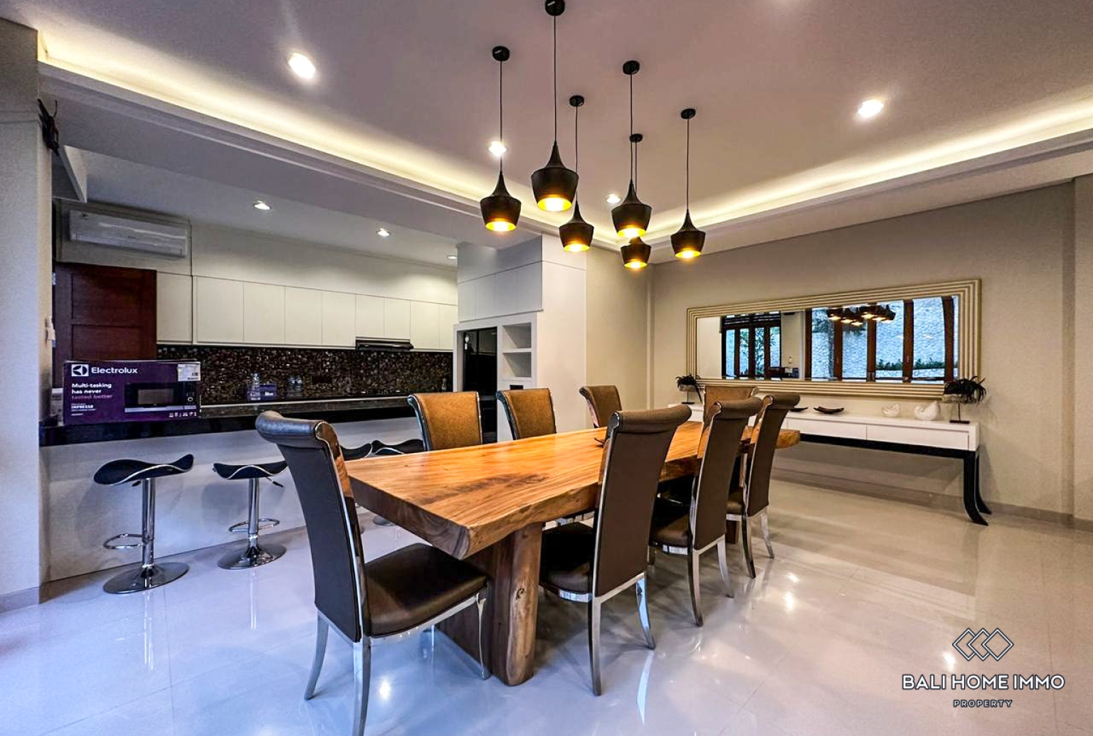 4 Bedroom Modern Villa For Rent in Batu Bolong Canggu — image 3