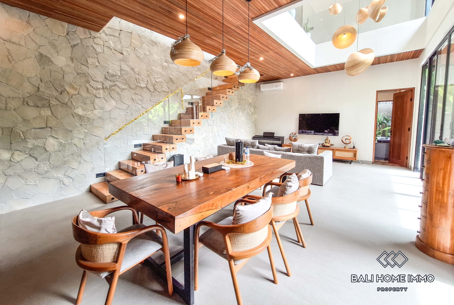 5 Bedroom Modern Design Family Villa for Rent in Canggu Batu Bolong — image 3