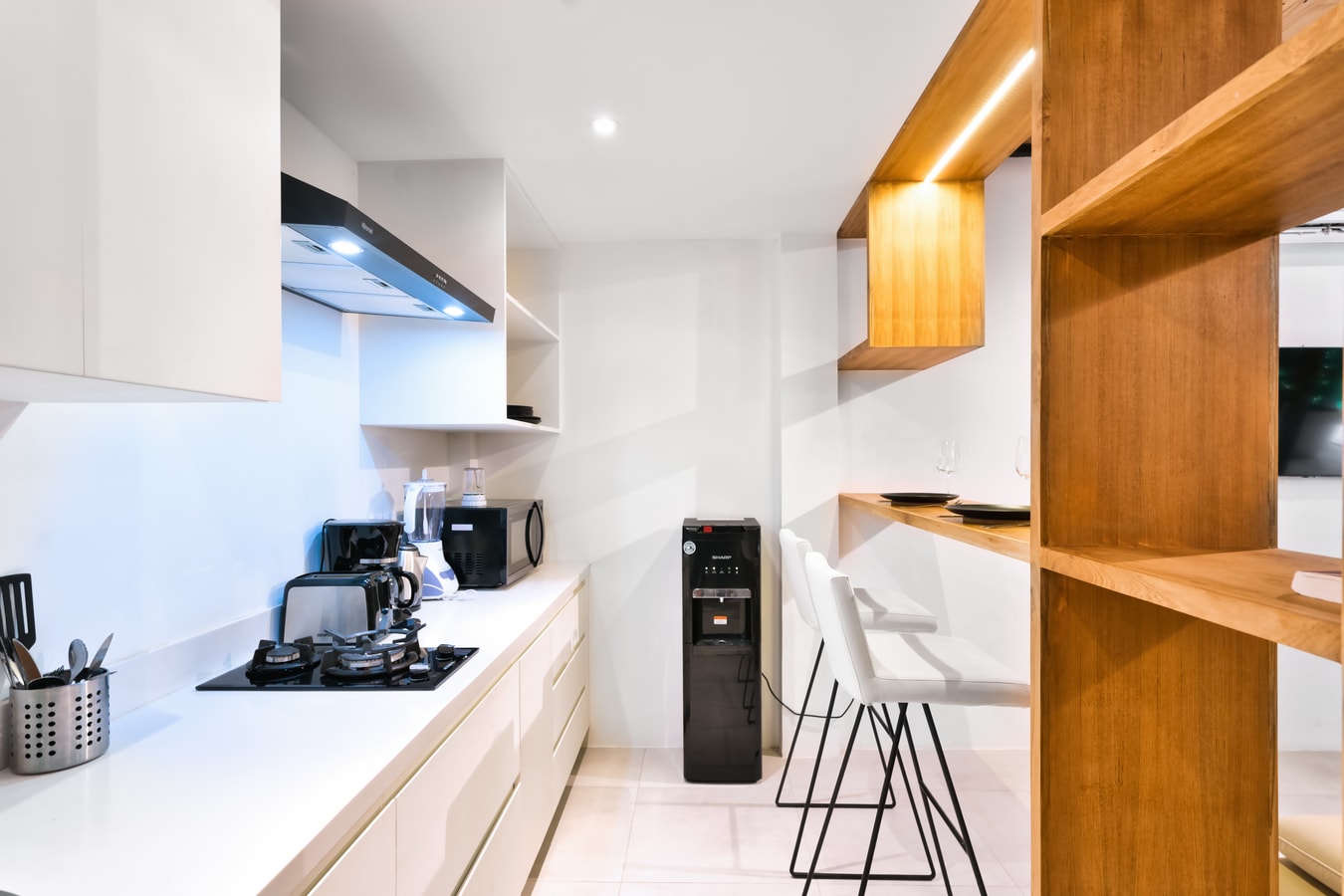 Stylish 1BR Apartment in Canggu | Balcony & Pool Access - Canggu, Bali — image 7