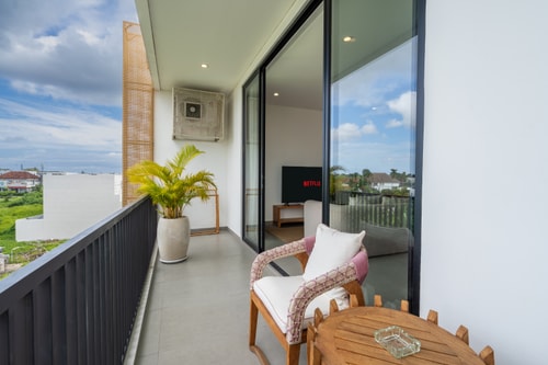SB 202 - 1BR Pool Suite, Near Batu Belig Beach - Canggu, Bali — image 6