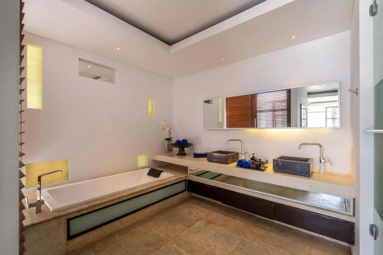 5 BR Walk-to-Beach Modern Villa Seminyak — 5BR Villa Rental in Seminyak — image 3