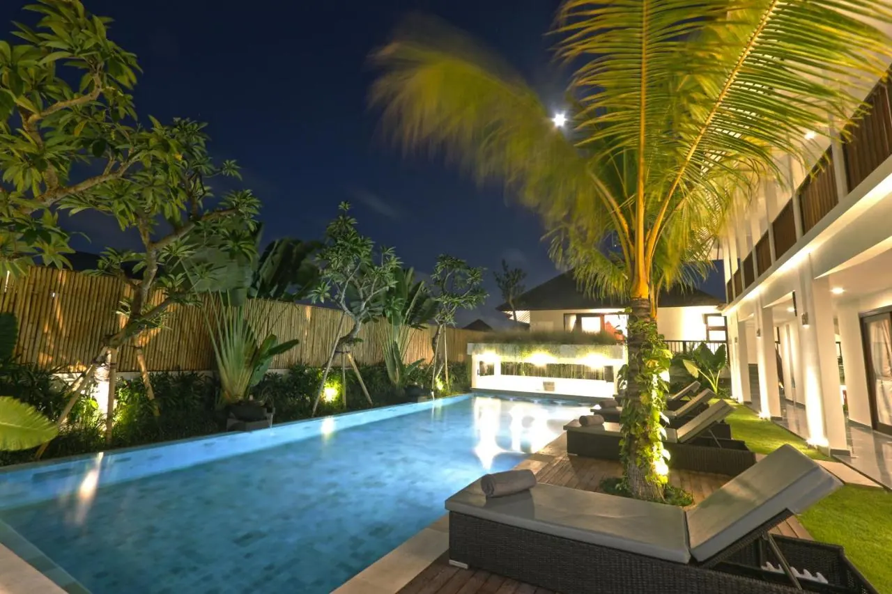 7 BR Tropical Garden Pool Villa Canggu — 7BR Villa Rental in Canggu — image 10