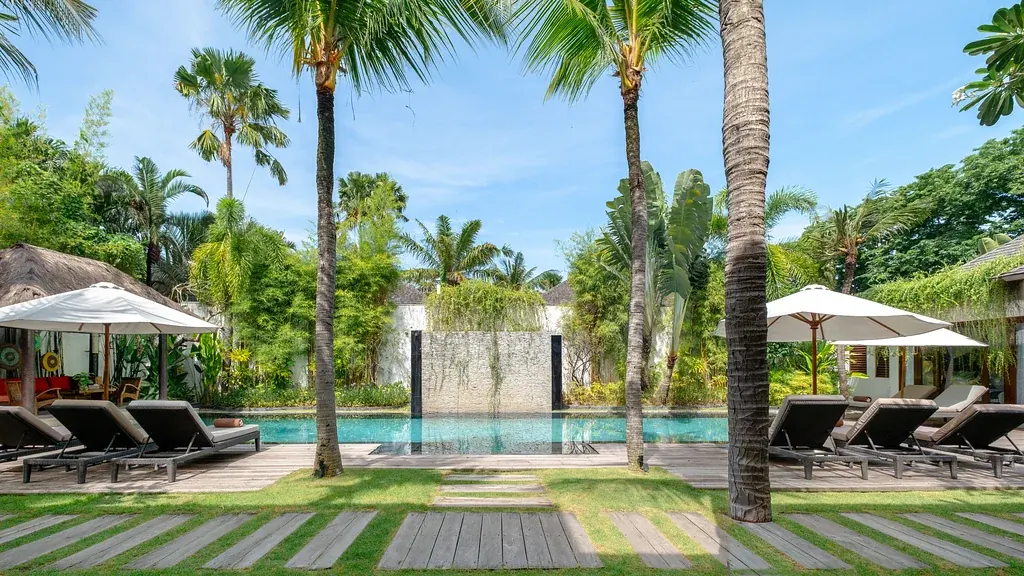 6 BR Infinity-Pool Group Villa Seminyak — 6BR Villa Rental in Seminyak — image 5