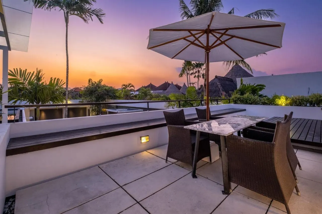 5 BR Walk-to-Beach Modern Villa Seminyak — 5BR Villa Rental in Seminyak — image 7