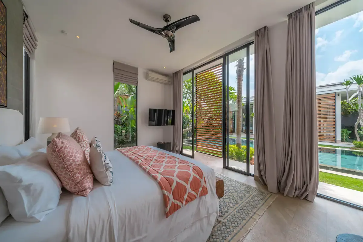 4 BR Walk-to-Beach Modern Villa Canggu — 4BR Villa Rental in Canggu — image 8