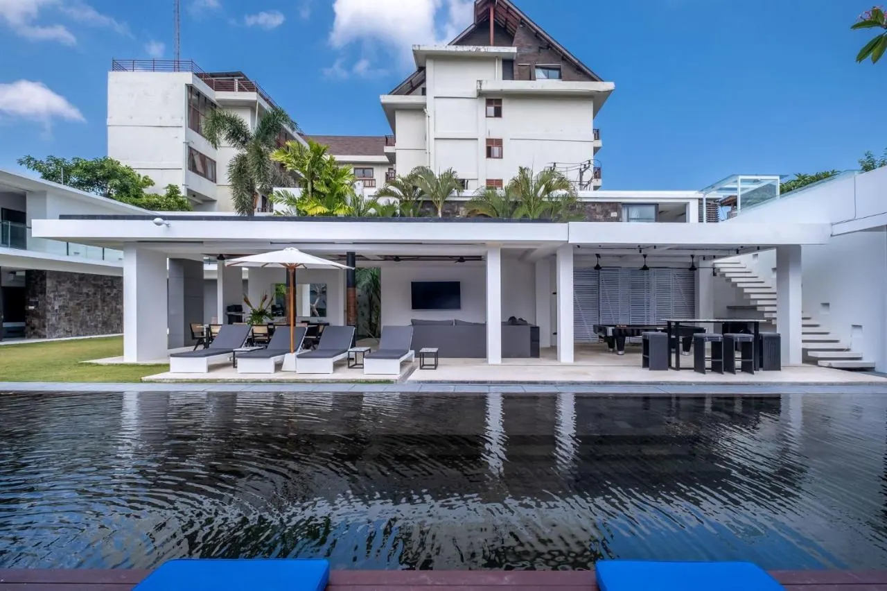 5 BR Walk-to-Beach Modern Villa Seminyak — 5BR Villa Rental in Seminyak — image 9