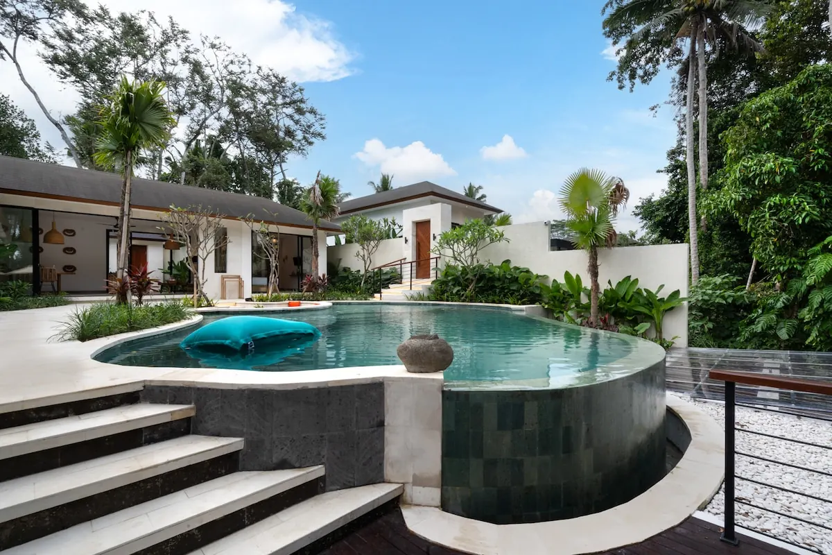 8 BR Tropical-Modern Courtyard Estate Ubud — 8BR Estate Rental in Ubud — image 1