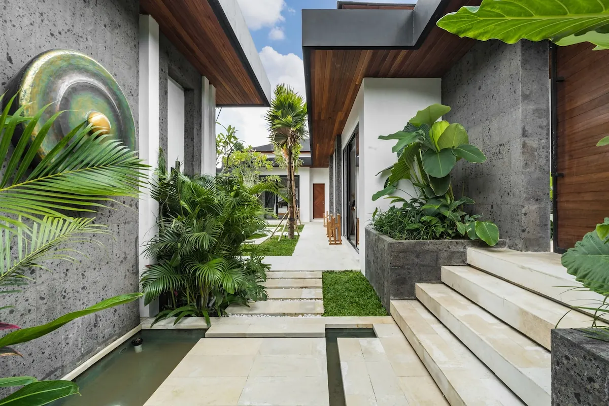 6 BR Tropical-Modern Courtyard Villa Ubud — 6BR Villa Rental in Ubud — image 9