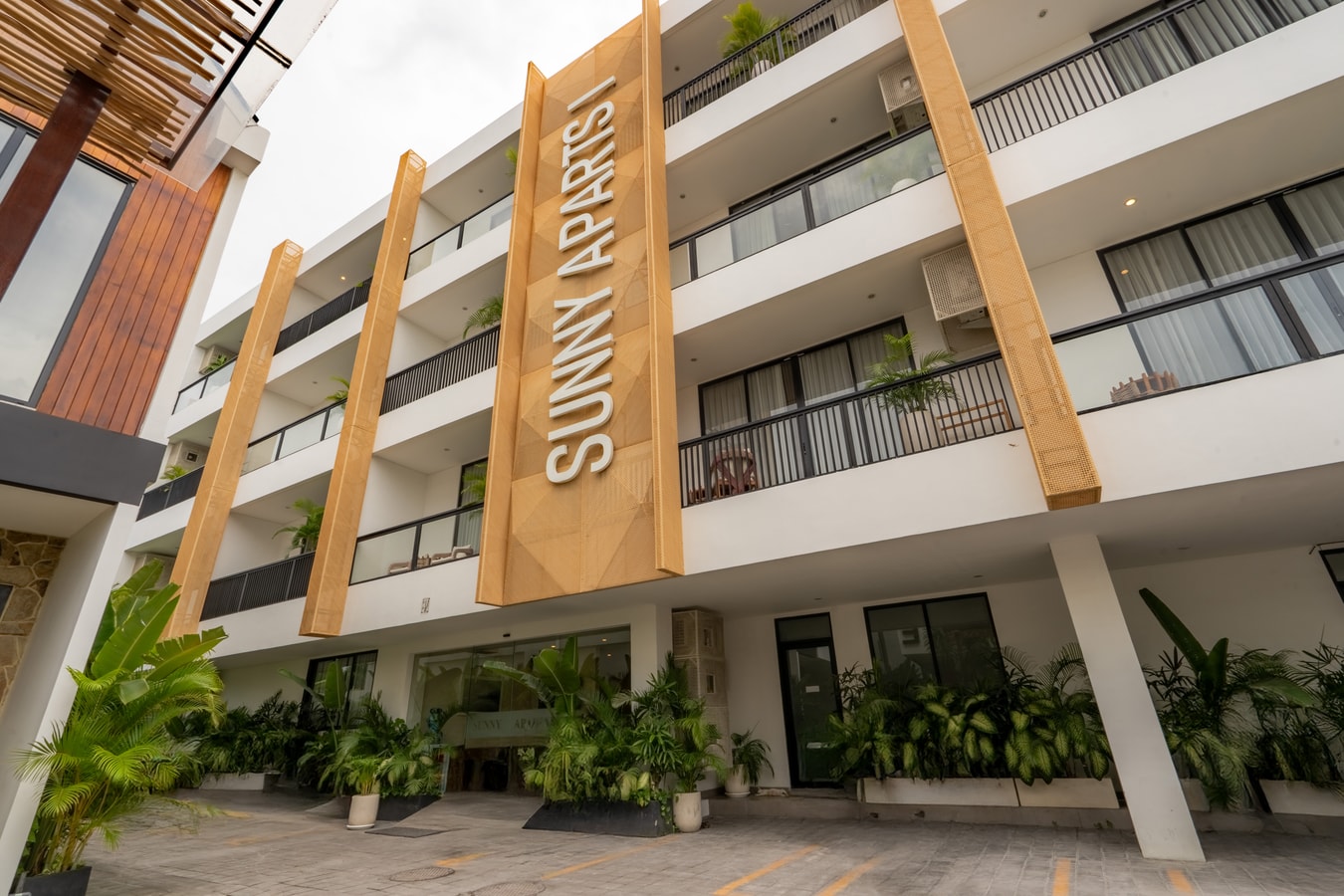 SB 304 - 1BR Pool Suite, Near Batu Belig Beach - Canggu, Bali — image 15