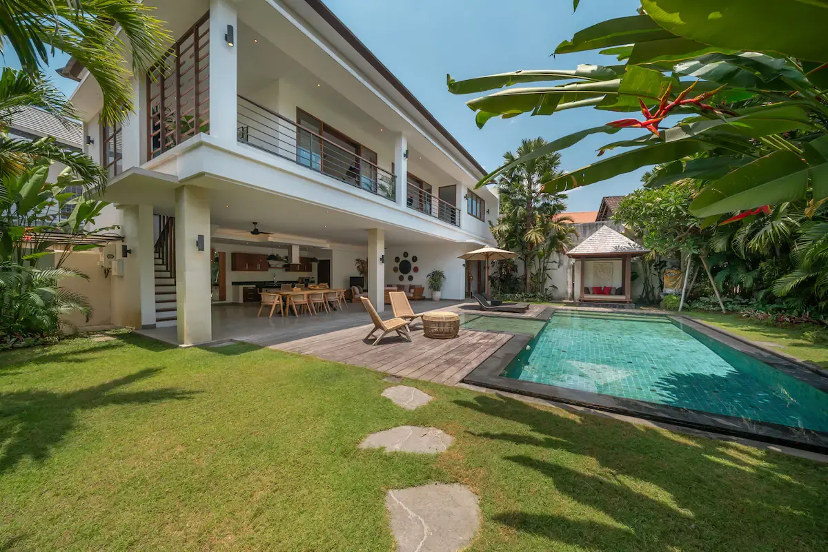 4 BR White Pool House Canggu — 4BR House Rental in Pererenan — image 5