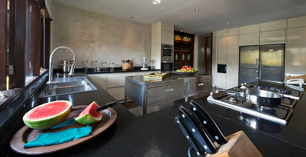 7 BR Oceanfront Tropical Garden Villa Canggu — 7BR Villa Rental in Seseh — image 10