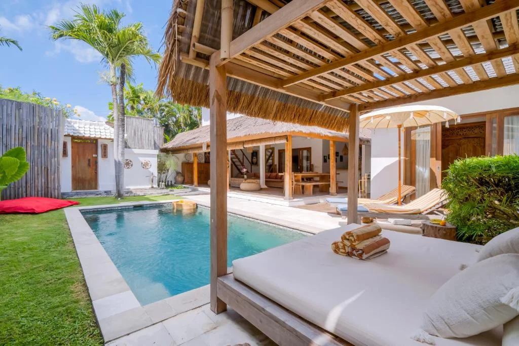 Tropical Charm in the Heart of Seminyak – 3BR Private Villa, Steps from the Beach — image 6
