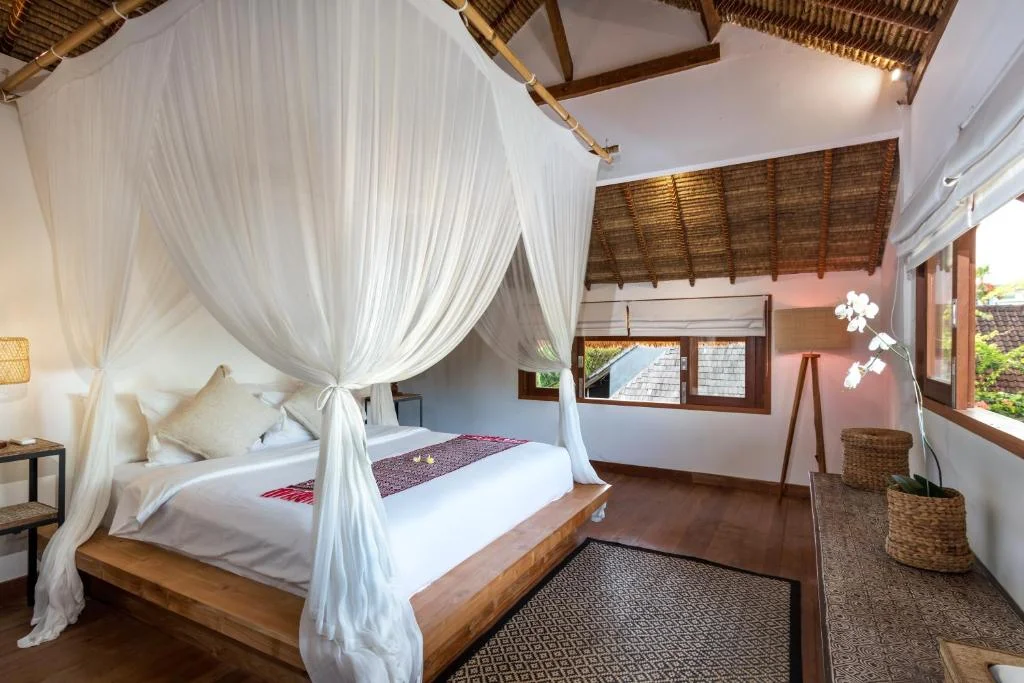 Tropical Charm in the Heart of Seminyak – 3BR Private Villa, Steps from the Beach — image 11