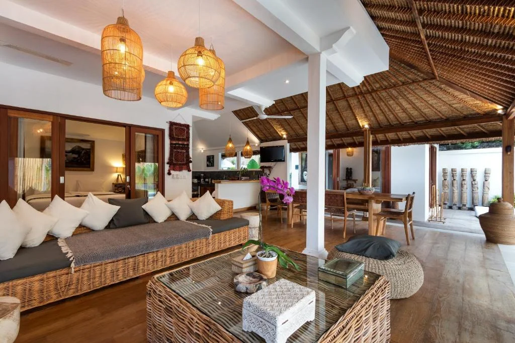 Tropical Charm in the Heart of Seminyak – 3BR Private Villa, Steps from the Beach — image 4