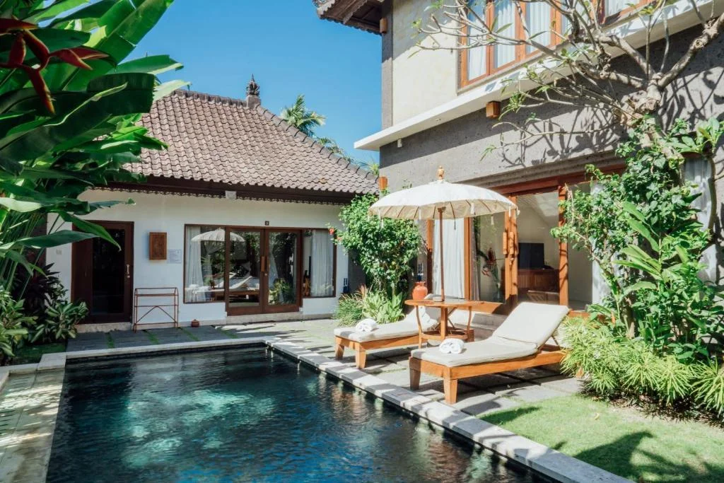 Spacious 4-Bedroom Private Villa – Tropical Oasis Steps from the Surf Beach — image 4