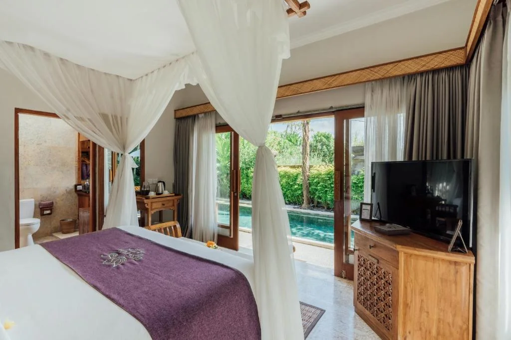 Spacious 4-Bedroom Private Villa – Tropical Oasis Steps from the Surf Beach — image 17