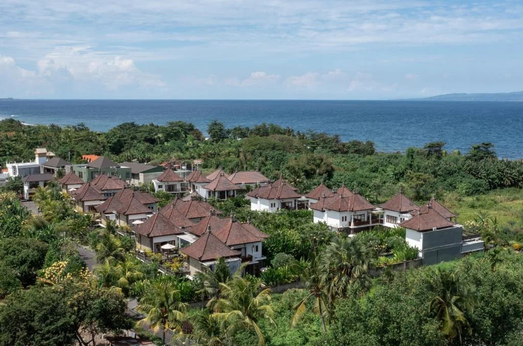 Spacious 4-Bedroom Private Villa – Tropical Oasis Steps from the Surf Beach — image 9