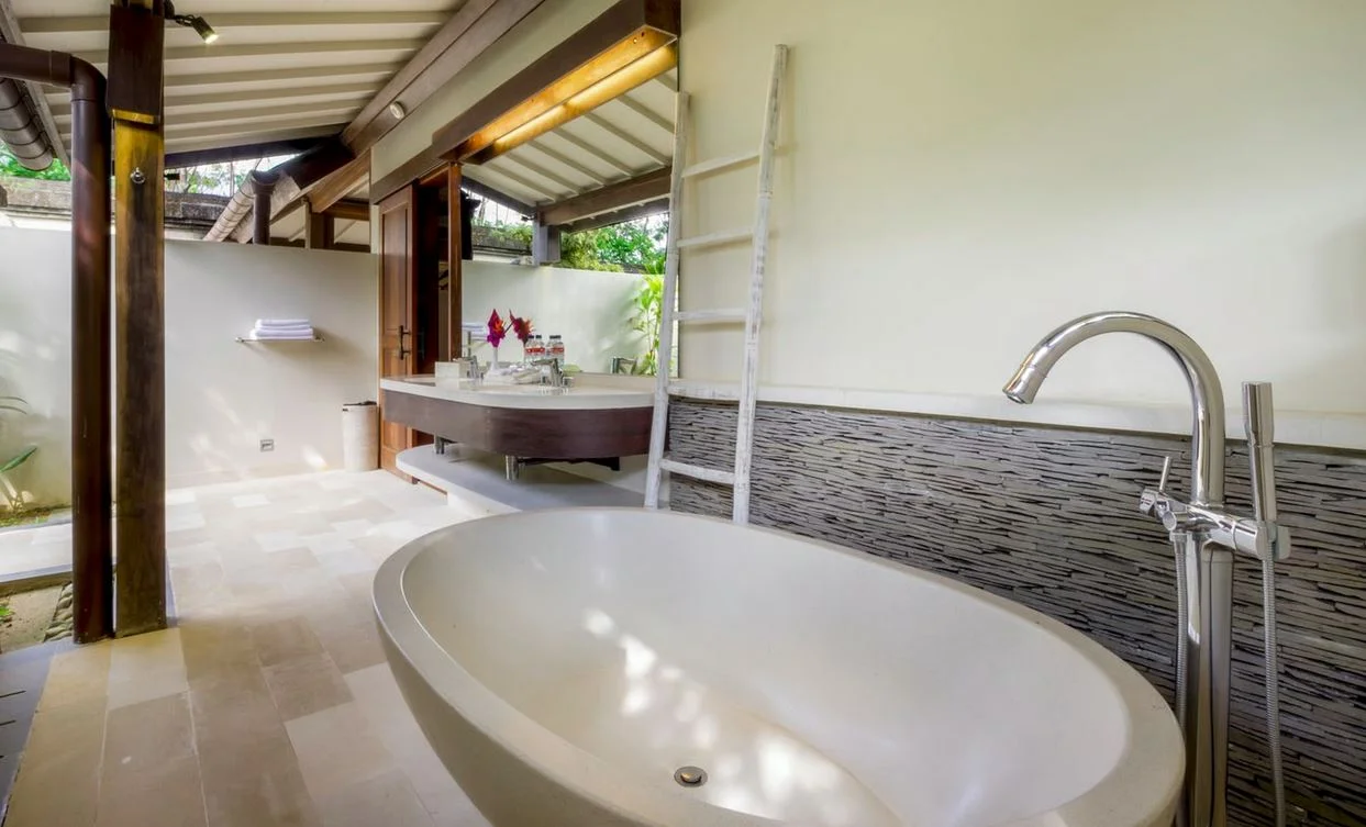 Stunning 3-Bedroom Tropical Villa with Lagoon Pool in Uluwatu — image 7