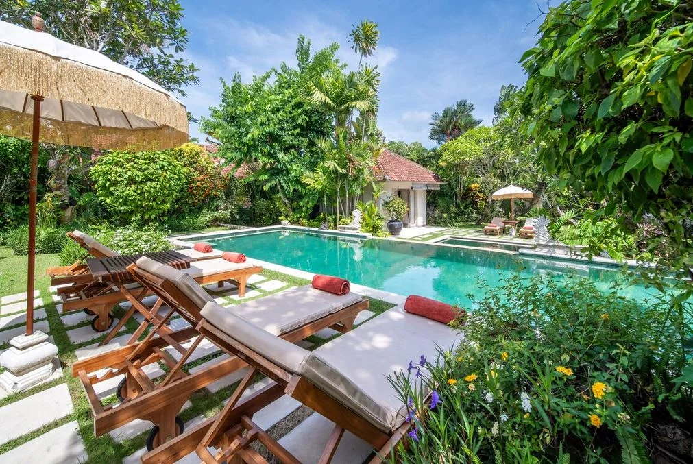 Tropical 4-Bedroom Villa with 2 Pools – Walking Distance to Batu Belig Beach — image 16